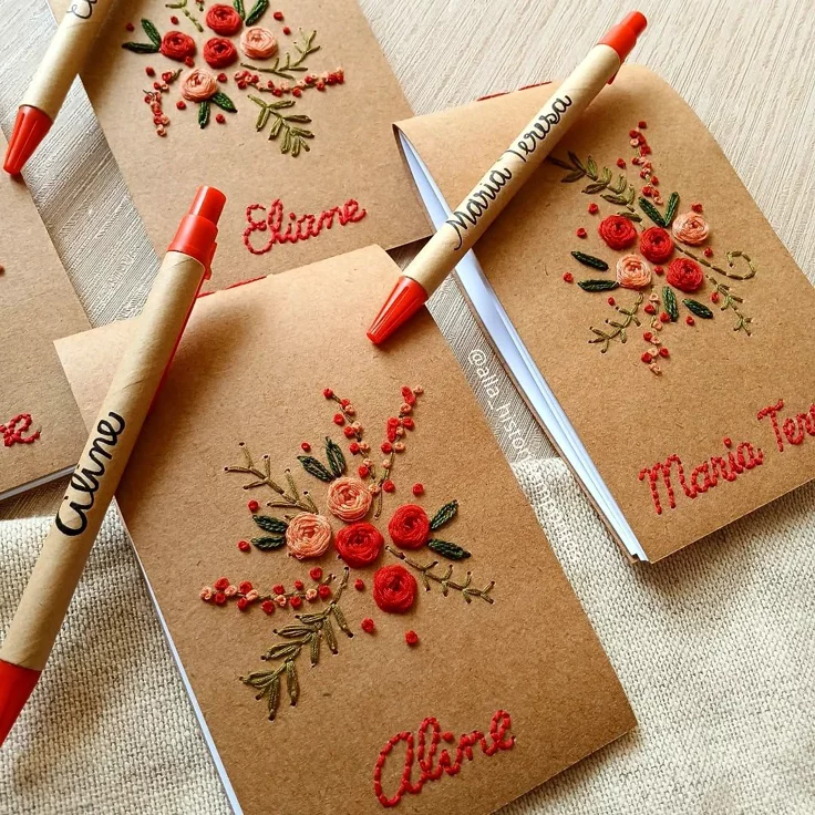 Cuaderno de papel bordado a mano